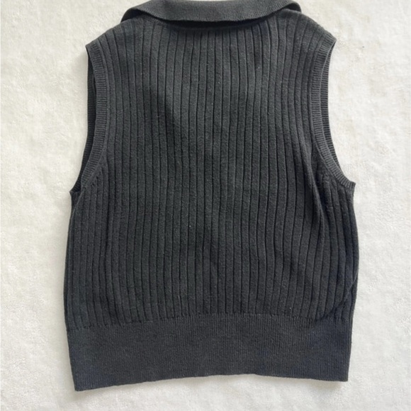 Old Navy Black Ribbed Cropped Pullover Knit Sweater Vest Top Women’s Medium - Picture 3 of 4